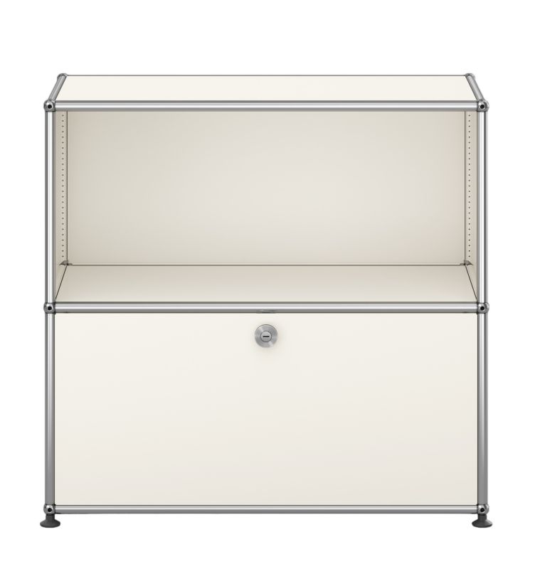 USM Haller Sideboard in Reinweiß mit einer Klappe unten und einem offenen Fach oben.